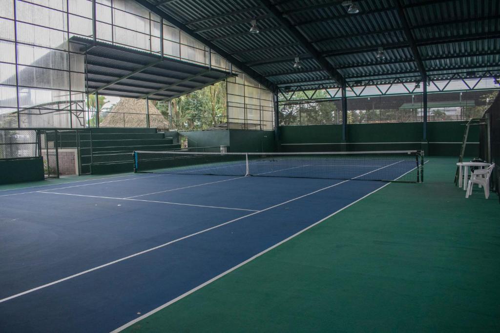 Tenis a/nebo squash v ubytování Hotel Suerre nebo okolí