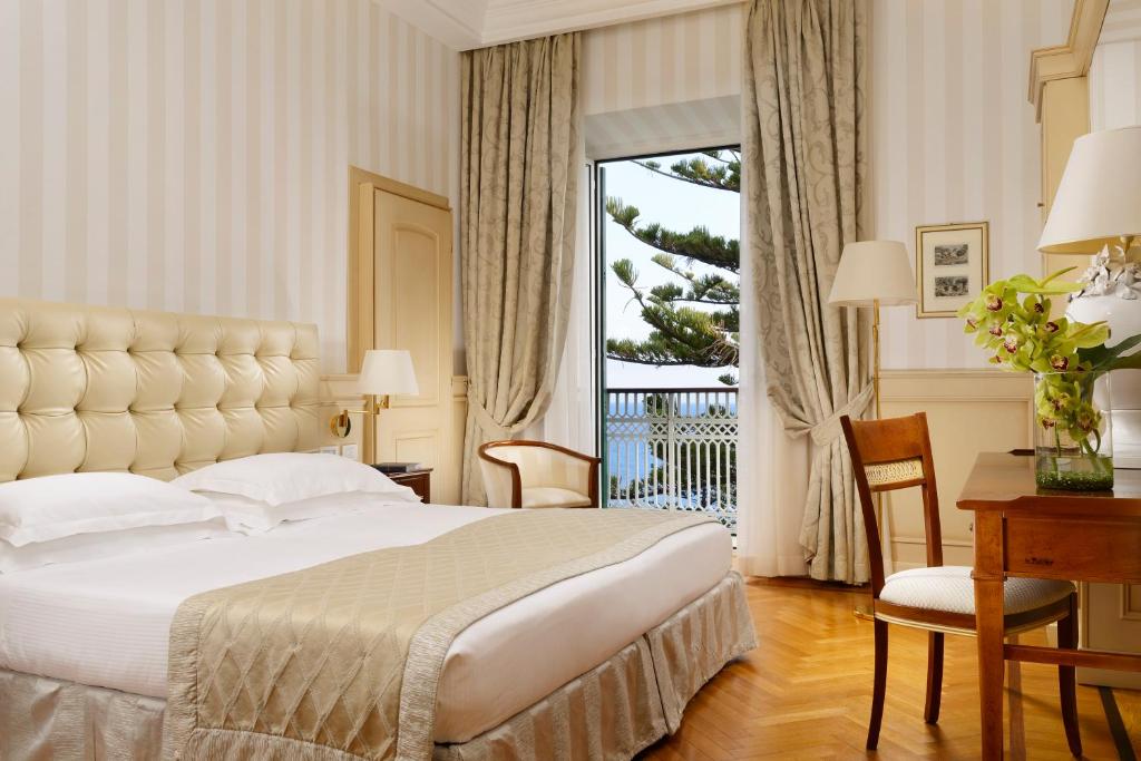 Postel nebo postele na pokoji v ubytování Royal Hotel Sanremo