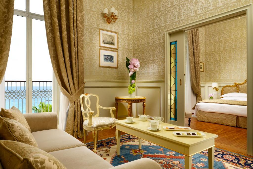 Postel nebo postele na pokoji v ubytování Royal Hotel Sanremo