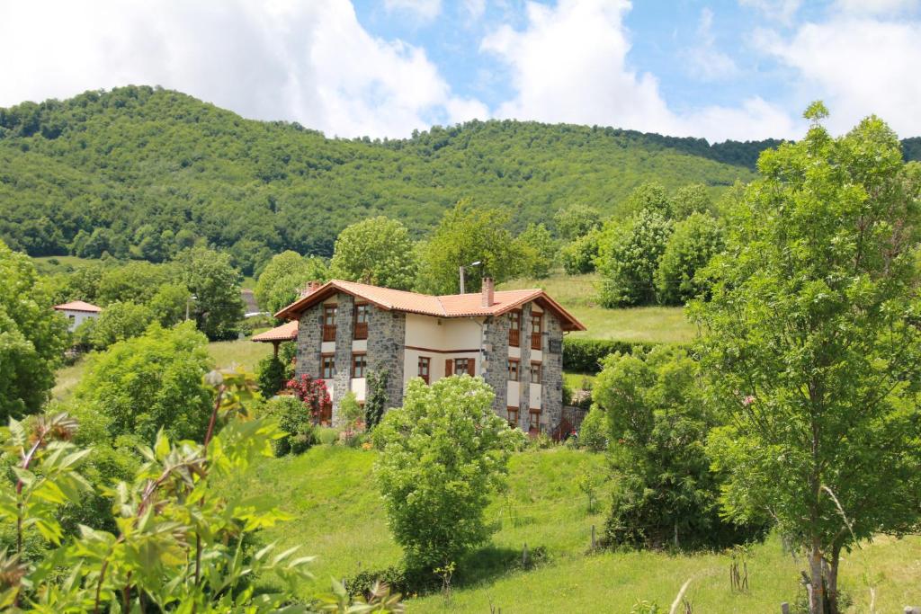 una casa vieja en medio de un campo en Casa Carielda, en Pembes