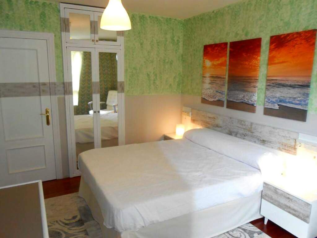 A bed or beds in a room at Hotel Canton