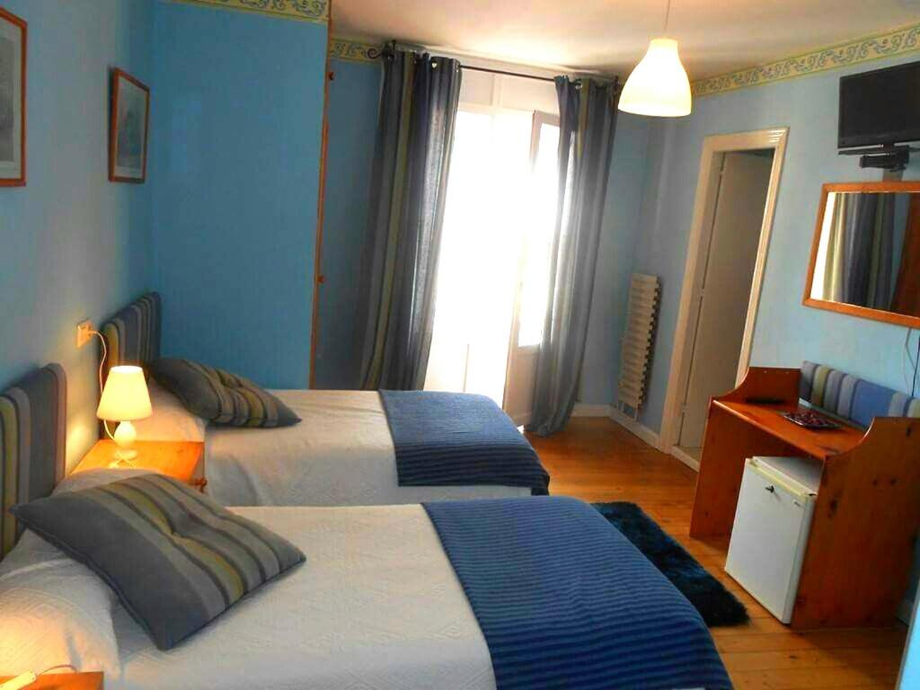 A bed or beds in a room at Hotel Canton