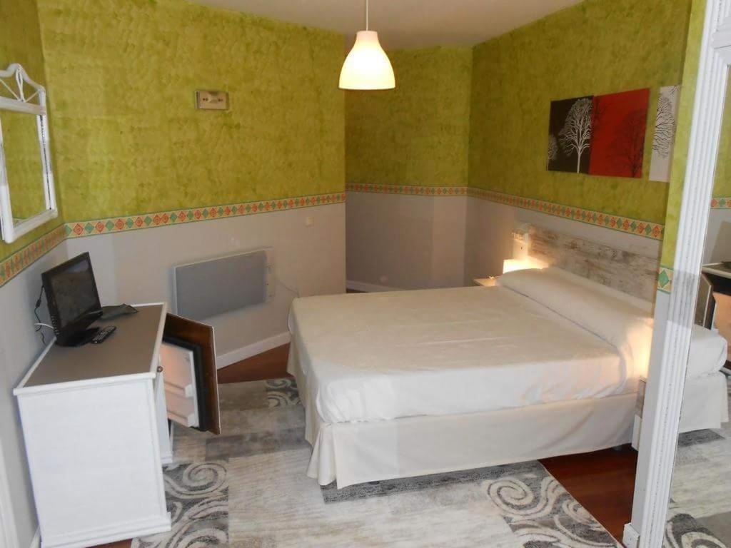 A bed or beds in a room at Hotel Canton
