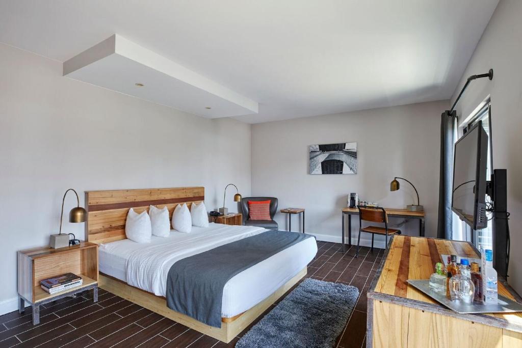 Ravel Hotel Trademark Collection by Wyndham - Superior King Balcony Room