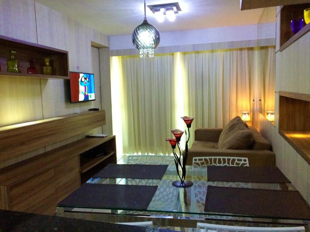 sala de estar con sofá y mesa de cristal en Beach Class Residence Fortaleza, en Fortaleza