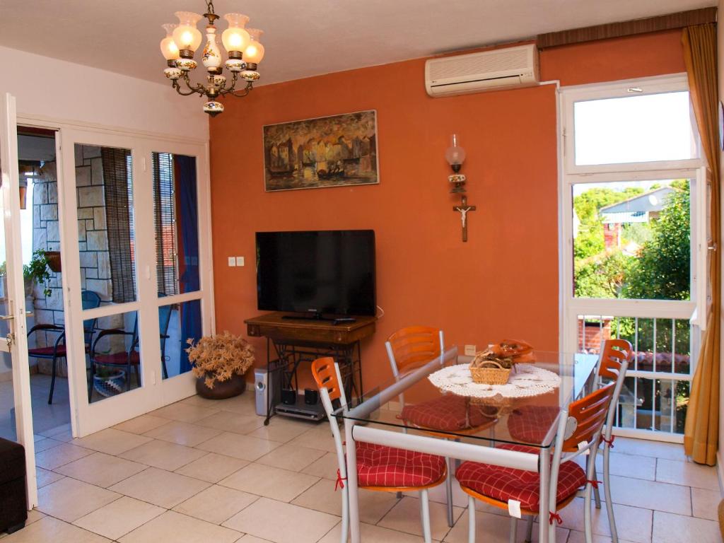 TV a/nebo společenská místnost v ubytování Apartment Petricic