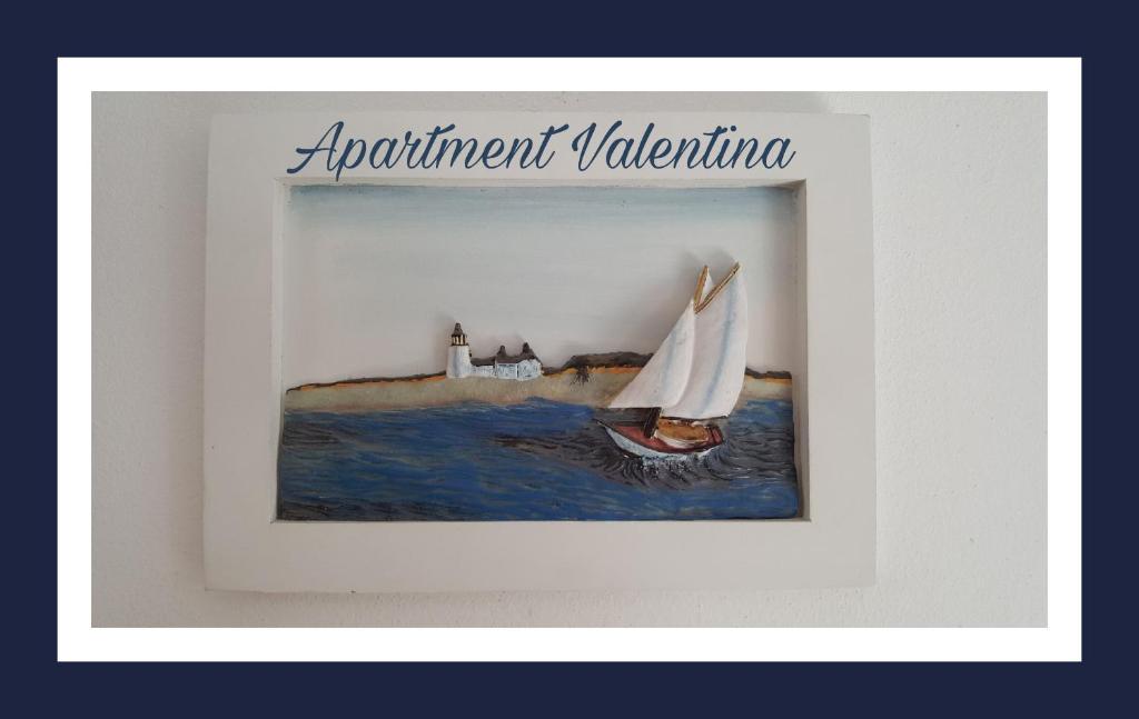 una foto de un velero en el agua con un faro en Apartment Valentina, en Poreč