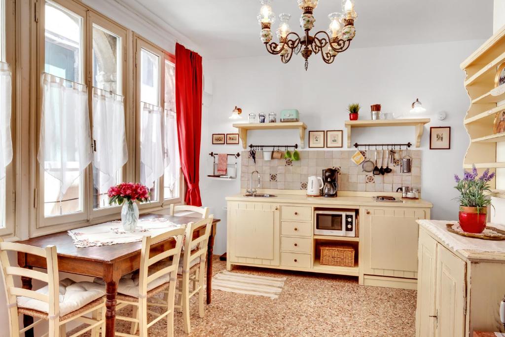 A kitchen or kitchenette at Ca' Badoer Frari