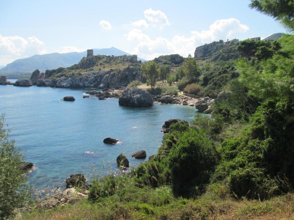 スコペッロにあるHelios Villa on the Seaの水中の岩を流れる川の眺め
