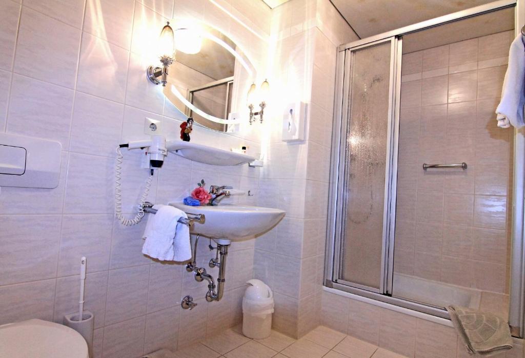 Koupelna v ubytování Hotel Weingärtner