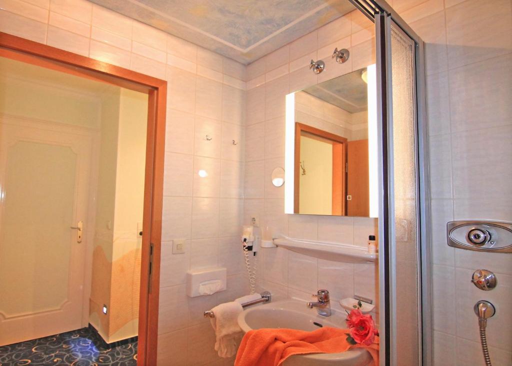Koupelna v ubytování Hotel Weingärtner