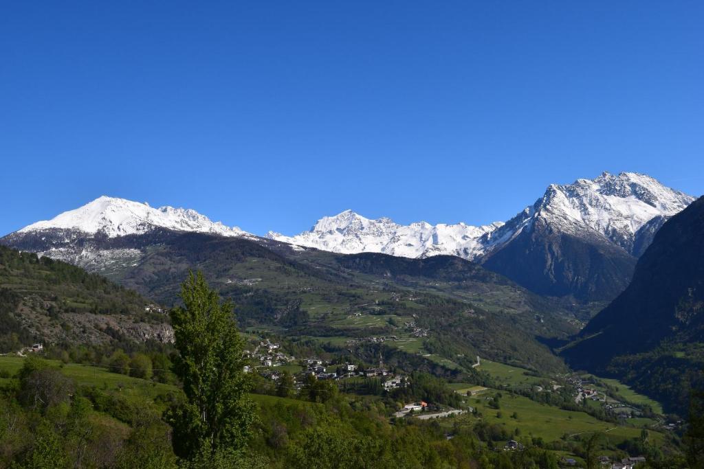 une chaîne de montagnes avec des sommets enneigés en arrière-plan dans l'établissement Coeur de montagne, à Gignod