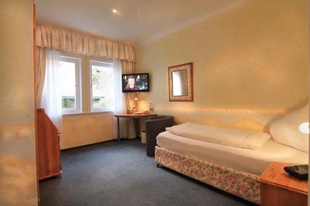 Postel nebo postele na pokoji v ubytování Hotel Weingärtner