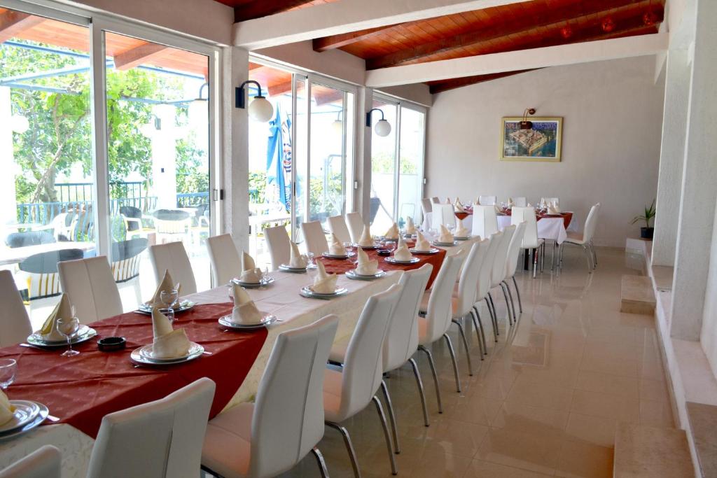 Restaurace v ubytování Rooms Lux