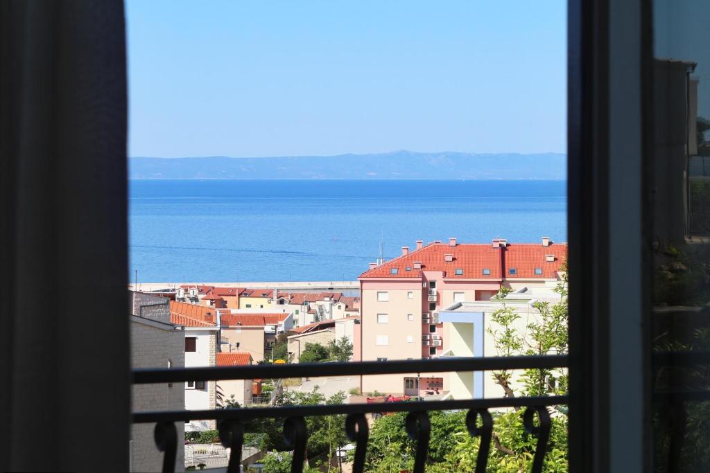 una ventana con vistas al océano en Apartments Lada, en Makarska