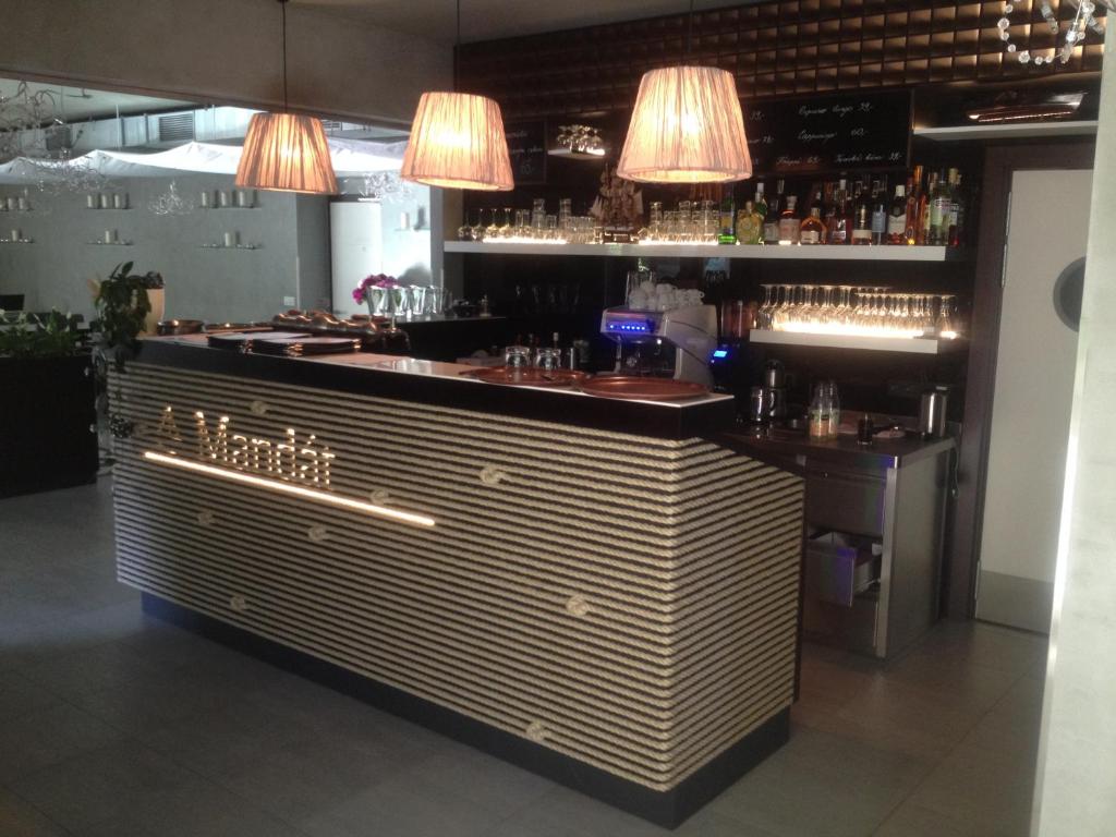 Lounge nebo bar v ubytování Hotel Mandát