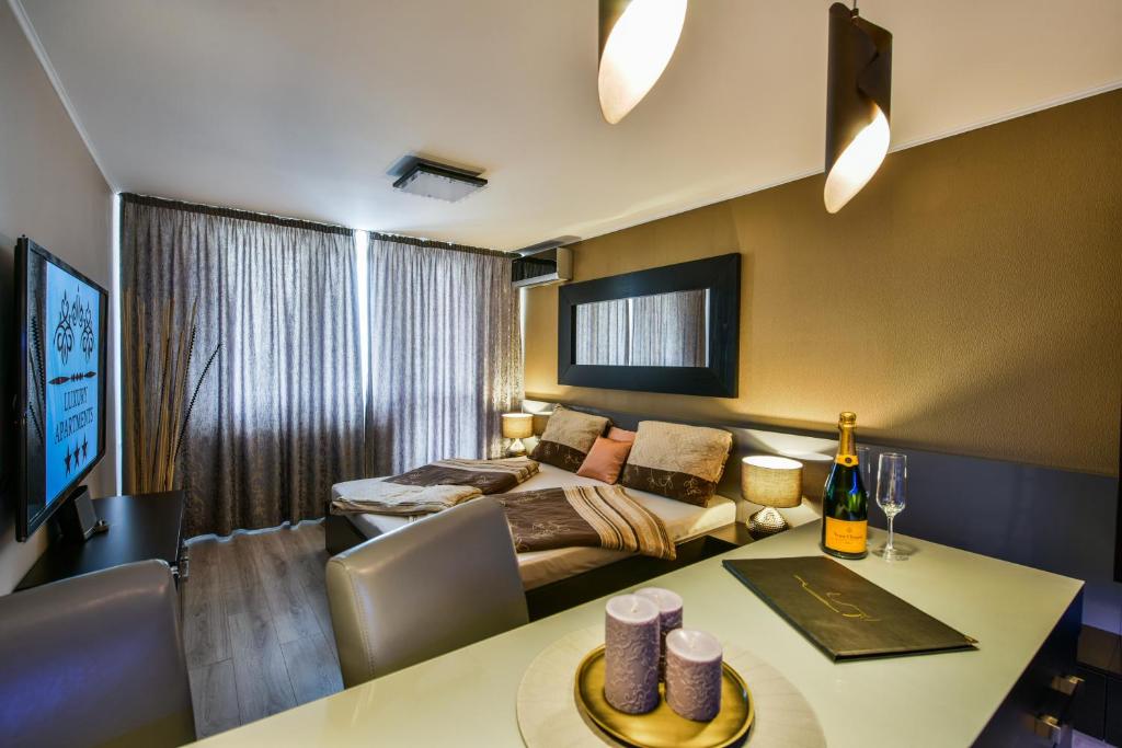 Sala de estar con cama y mesa de comedor en Luxury Apartments Ostrava, en Ostrava