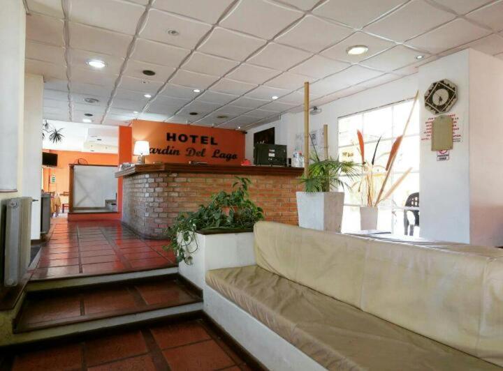un vestíbulo de un hotel con un sofá en Hotel Jardin del Lago, en Villa Carlos Paz