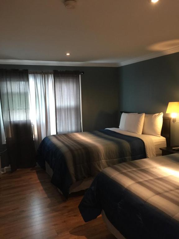 Postel nebo postele na pokoji v ubytování Jones Beach Hotel