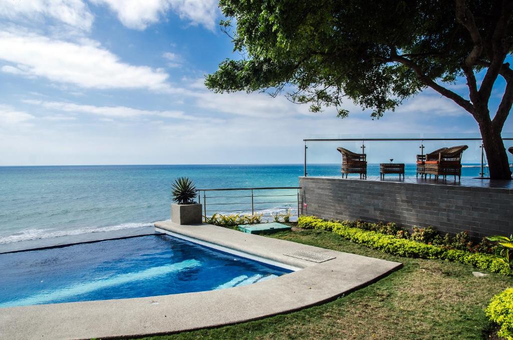 una piscina con vista al mar en Hotel Vistalmar, en Manta
