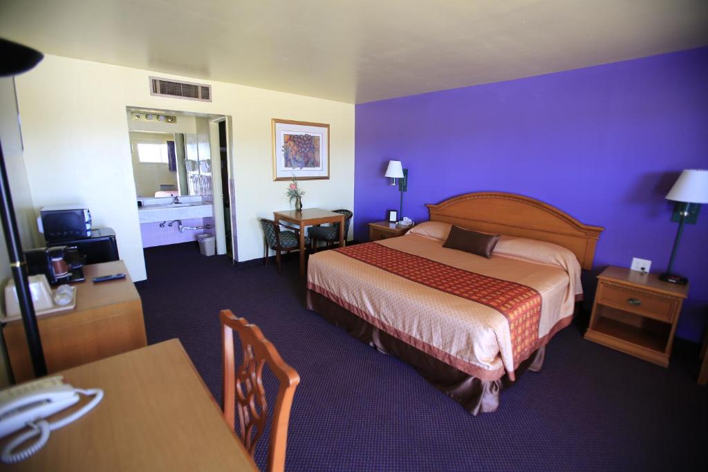 a hotel room with a bed and a table at Shamrock Country Inn in Shamrock