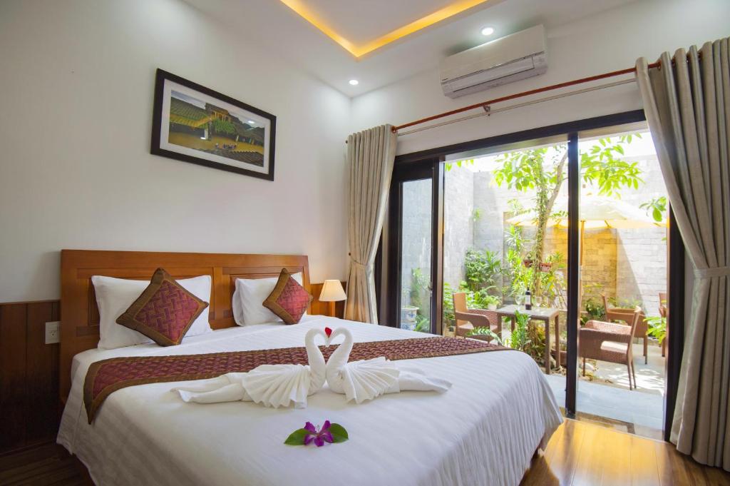 Giường trong phòng chung tại Hoi An Sun Lake Villa