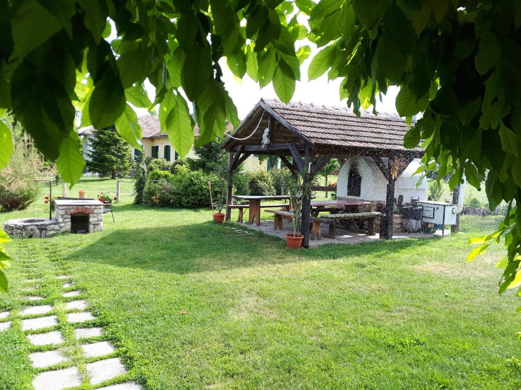 einen Picknicktisch und einen Pavillon im Hof in der Unterkunft Véndektanya Vendégház in Tapolca