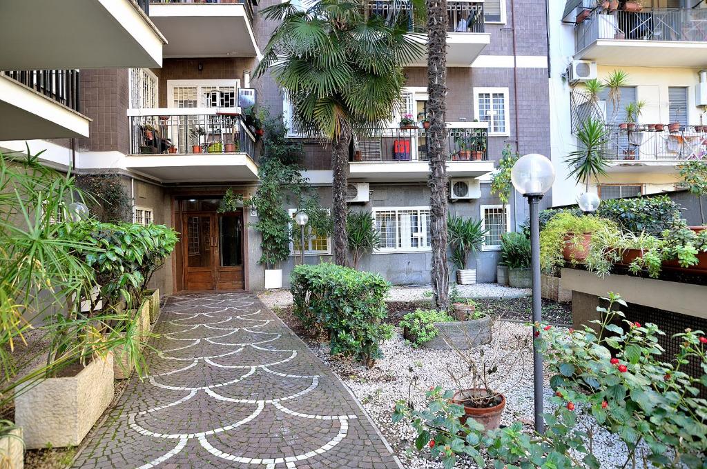 an apartment building with a courtyard with plants and trees at Le Quattro Meraviglie in Rome