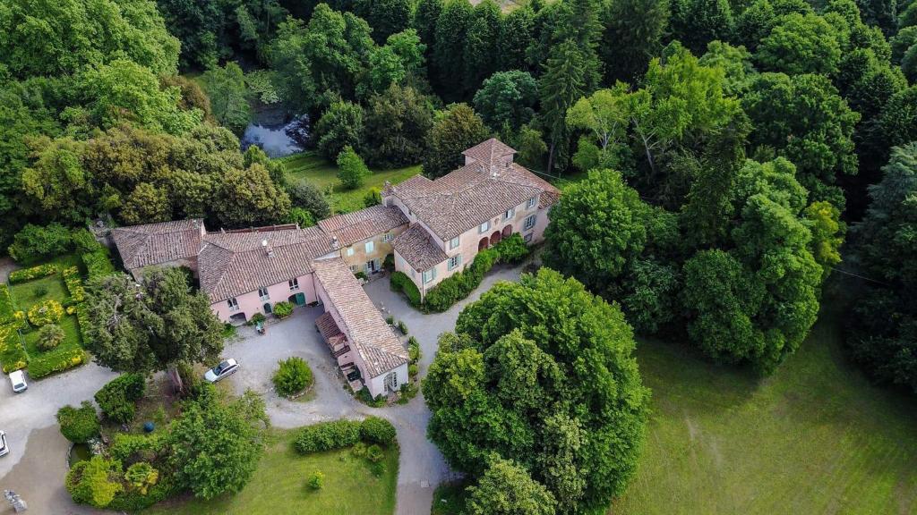 una vista aérea de una gran casa en el bosque en Il Casale Di Villa Rossi, en Lucca