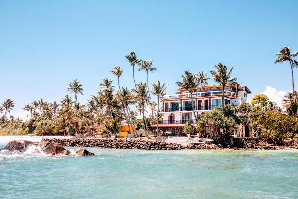 una casa en la playa con un elefante en el agua en LakRaj Heritage, en Matara