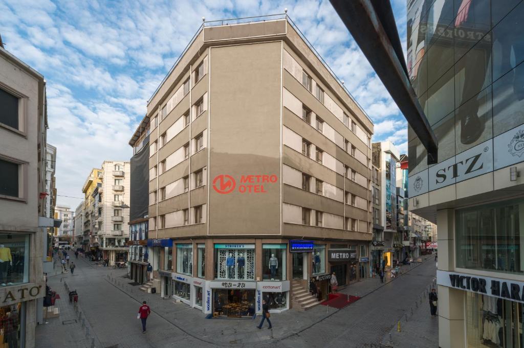 イスタンブールにあるMetro Hotelの街路の高層ビル