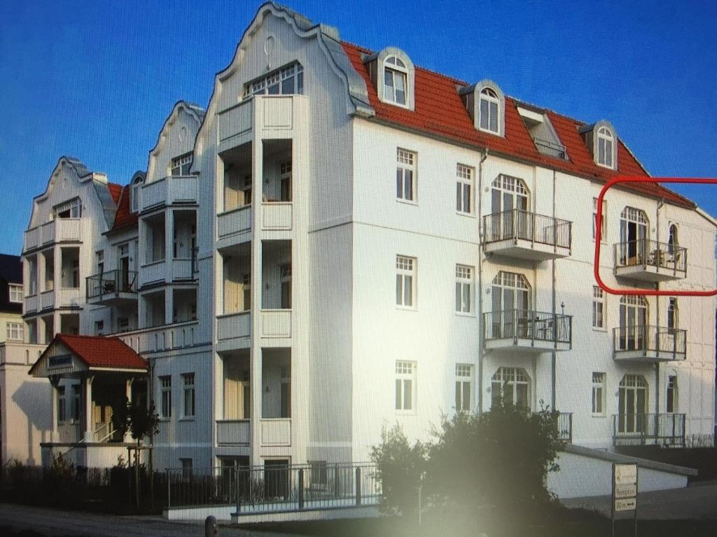 キュールングスボルンにあるMiramare Wohnung 24の赤い屋根の白い大きな建物