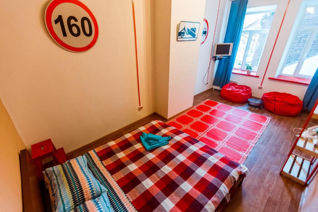 1 dormitorio con 1 cama en una habitación con un cartel en la pared en Apartment in center VVO en Vladivostok