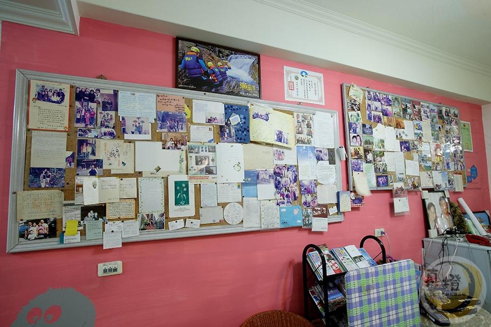 花蓮市的住宿－水上民宿 ，粉红色的墙上贴着海报和图片