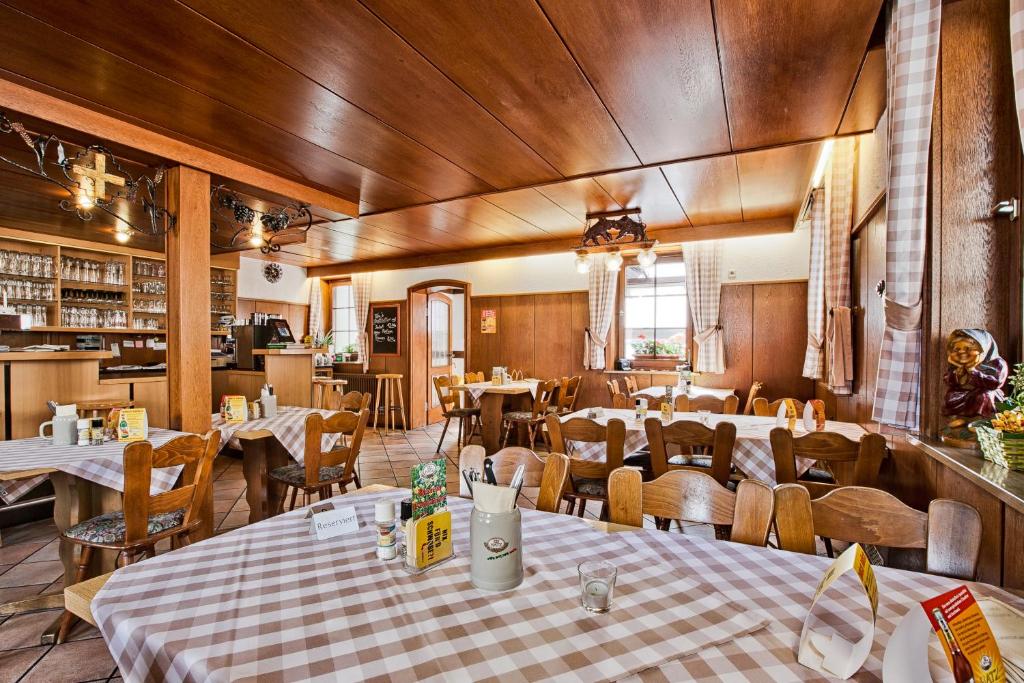 ein Restaurant mit Tischen und Stühlen in einem Zimmer in der Unterkunft Landgasthaus Kreuz beim Tom in Rastatt