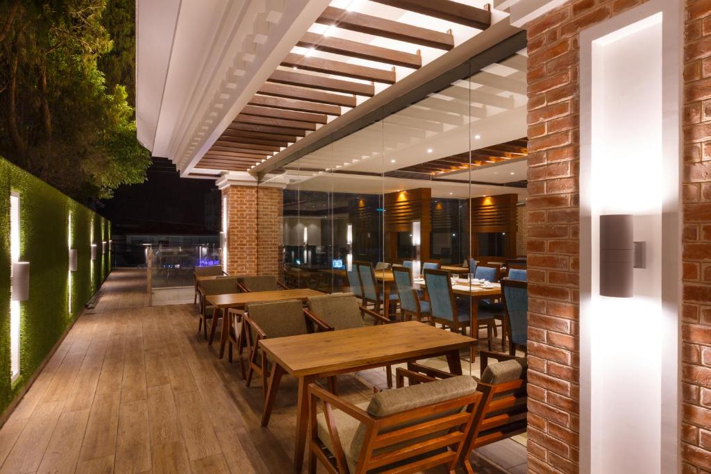Restaurace v ubytování Hotel Ambassador by ACE Hotels