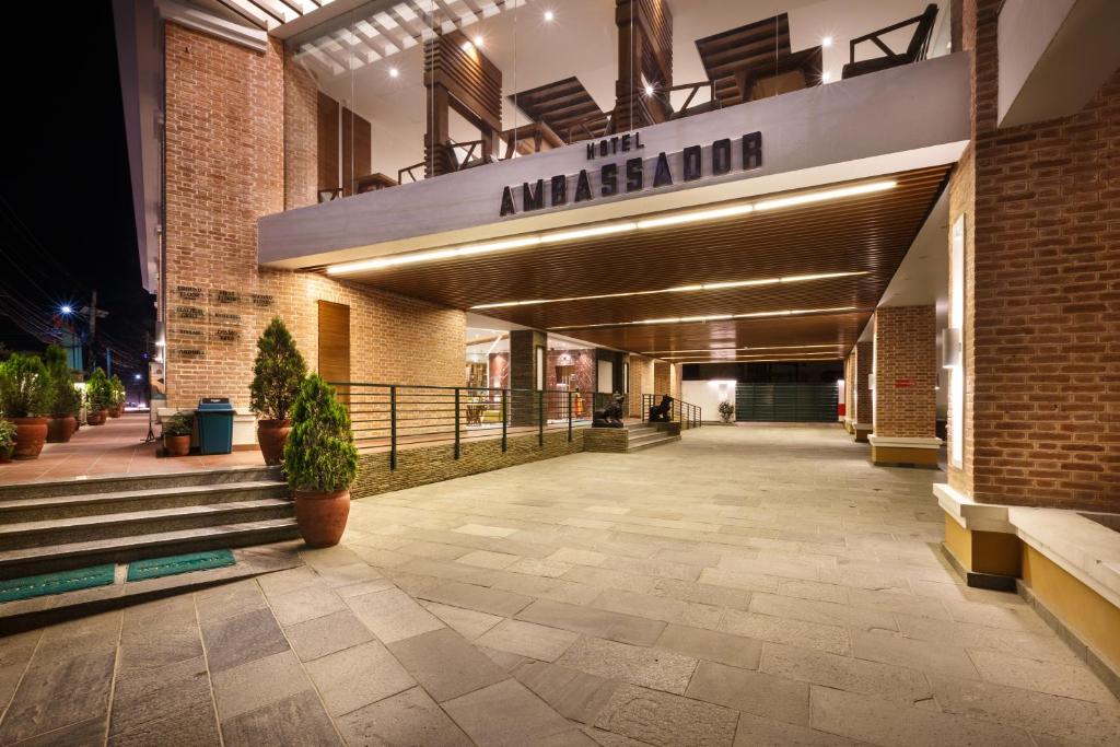 Bazén v ubytování Hotel Ambassador by ACE Hotels nebo v jeho okolí