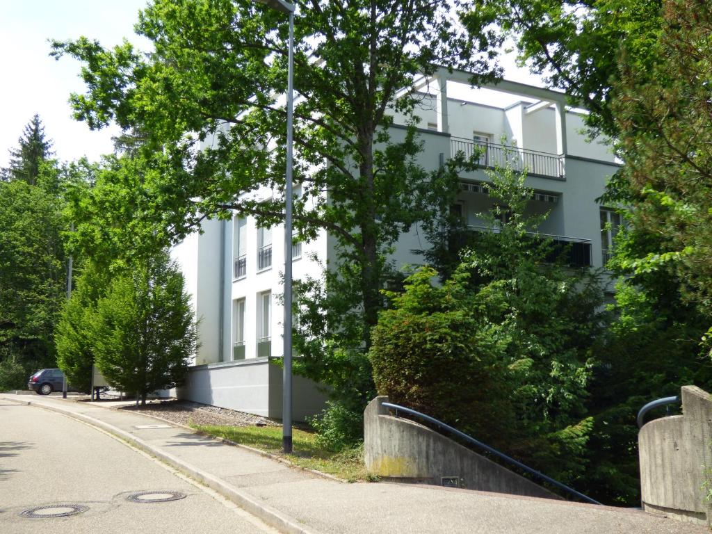 ein weißes Gebäude an der Straßenseite in der Unterkunft SeWeR Apartment in Baden-Baden