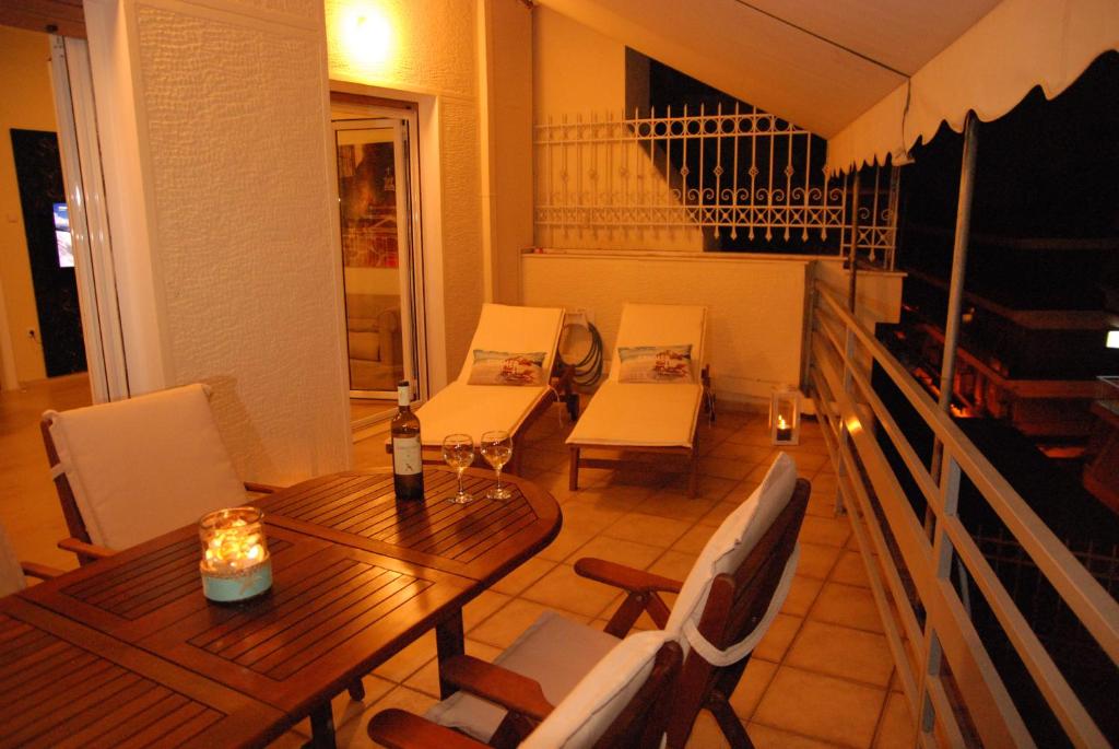 Posteľ alebo postele v izbe v ubytovaní Acropolis View Luxury Suite