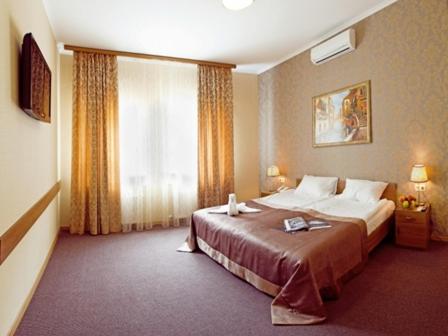 Postel nebo postele na pokoji v ubytování Wellotel Odessa