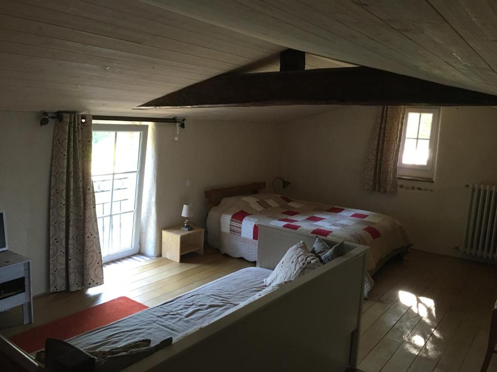 una camera con due letti e una grande finestra di Gite Le Puy Rabasteau a Chantonnay