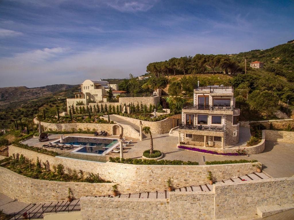 widok z góry na dom na wzgórzu w obiekcie Villa Bella Mare, Wine Dark Sea Villas w mieście Rodhiá