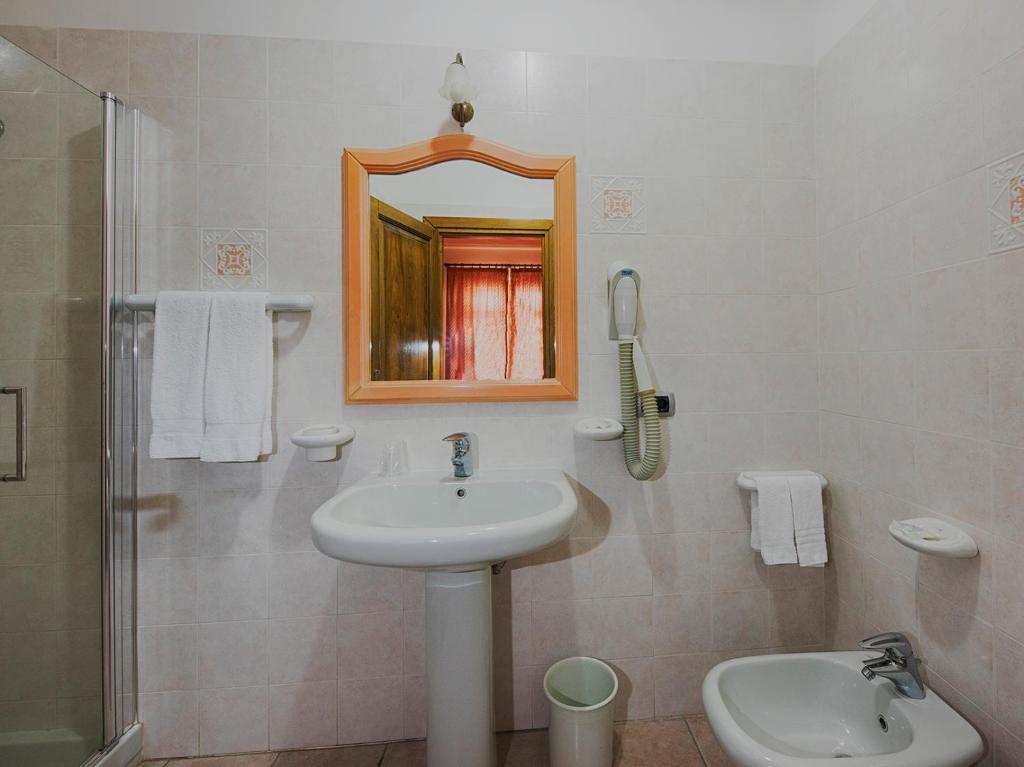 Koupelna v ubytování Hotel Villa Miralisa