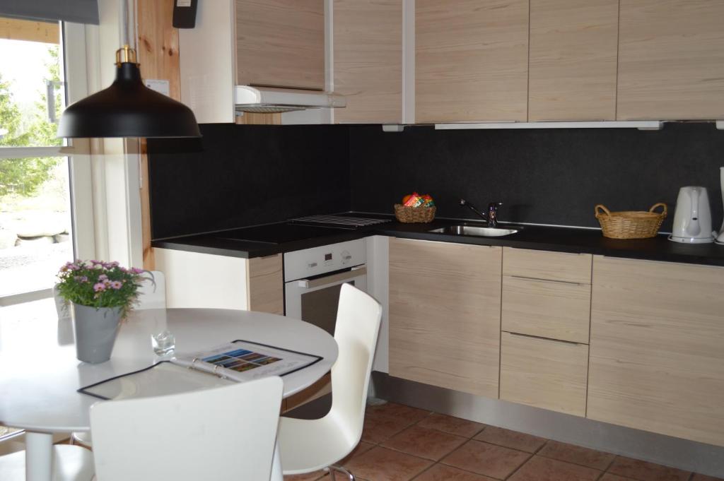 a kitchen with a table and a table and chairs at Nordseter Fjellpark, Hyttegrend in Nordseter