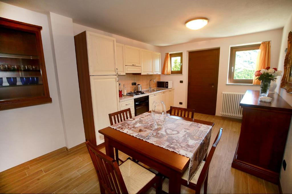 Kuchyňa alebo kuchynka v ubytovaní CHALETS MONGIOIE Pra di Roburent