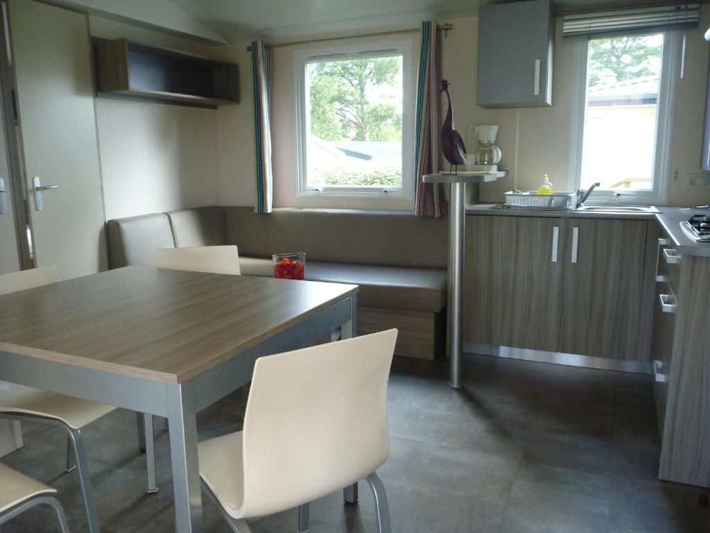 Kuchyň nebo kuchyňský kout v ubytování Camping Paradis d'Arvor