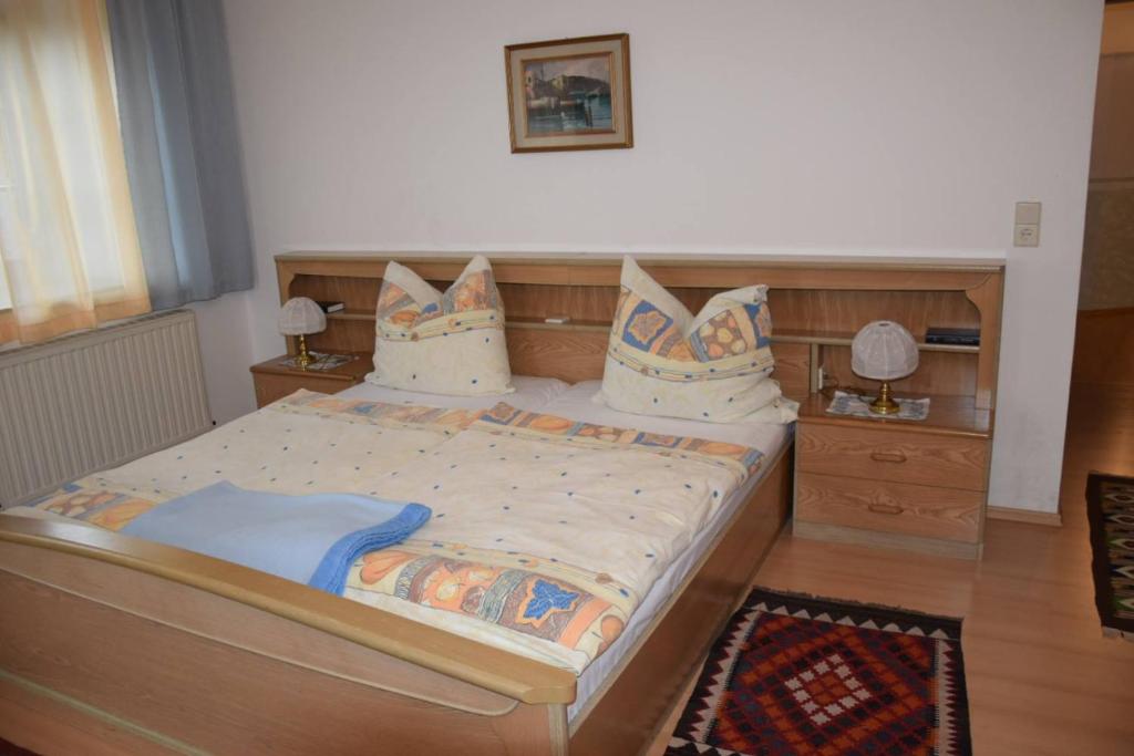 een slaapkamer met een bed met kussens erop bij Rohrbacher Hof in Berg bei Rohrbach