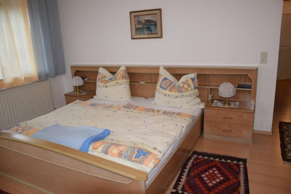 Un dormitorio con una cama con almohadas encima. en Rohrbacher Hof, en Berg bei Rohrbach