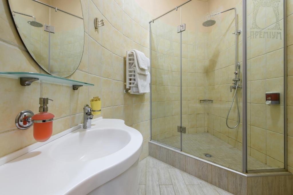 Koupelna v ubytování Premium Hotel