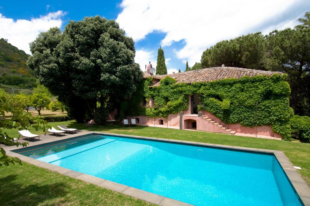 a swimming pool in the yard of a house at Villa Edera in Viagrande